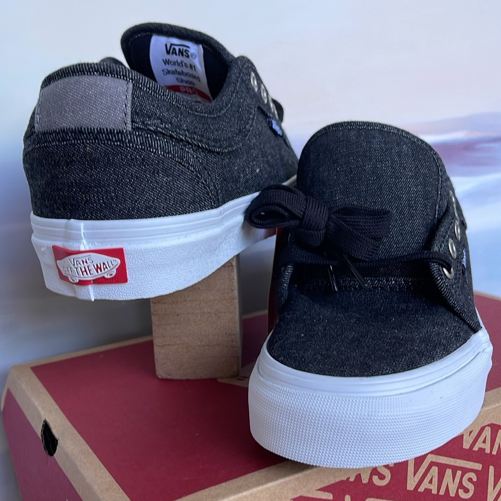 Vans WMNS Chukka Low (Denim) Black/Pewter/White
VN0A38CGRY8
Sneakers - Picture 10 of 16